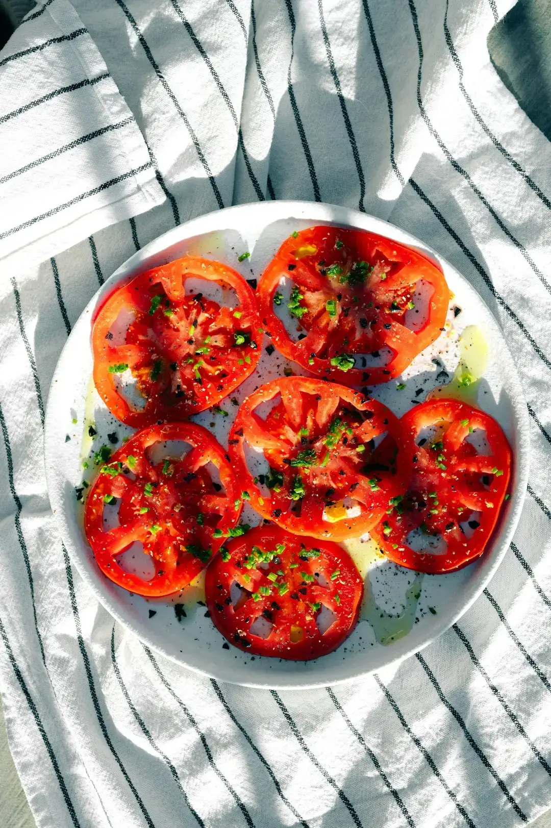 1. Tomatoes and Olive Oil: The Mediterranean Secret That Science Finally Confirmed (Image Credits: Unsplash)