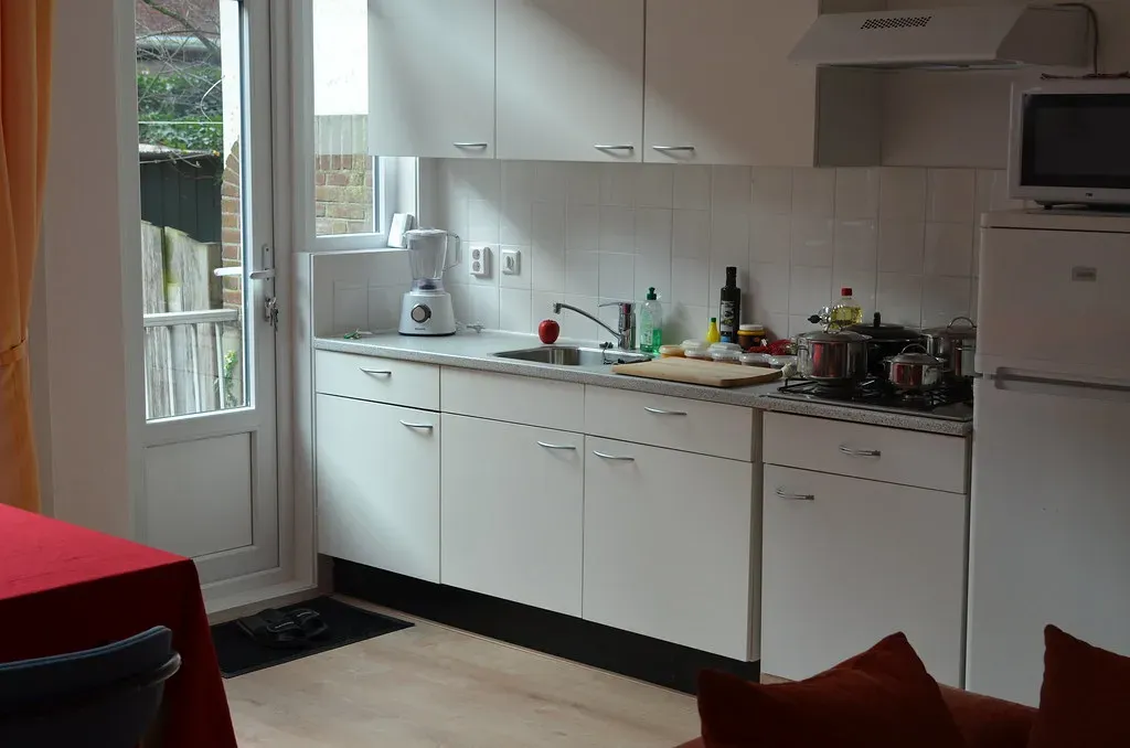 The Isolated Closed Kitchen With No Connection (Image Credits: Flickr)