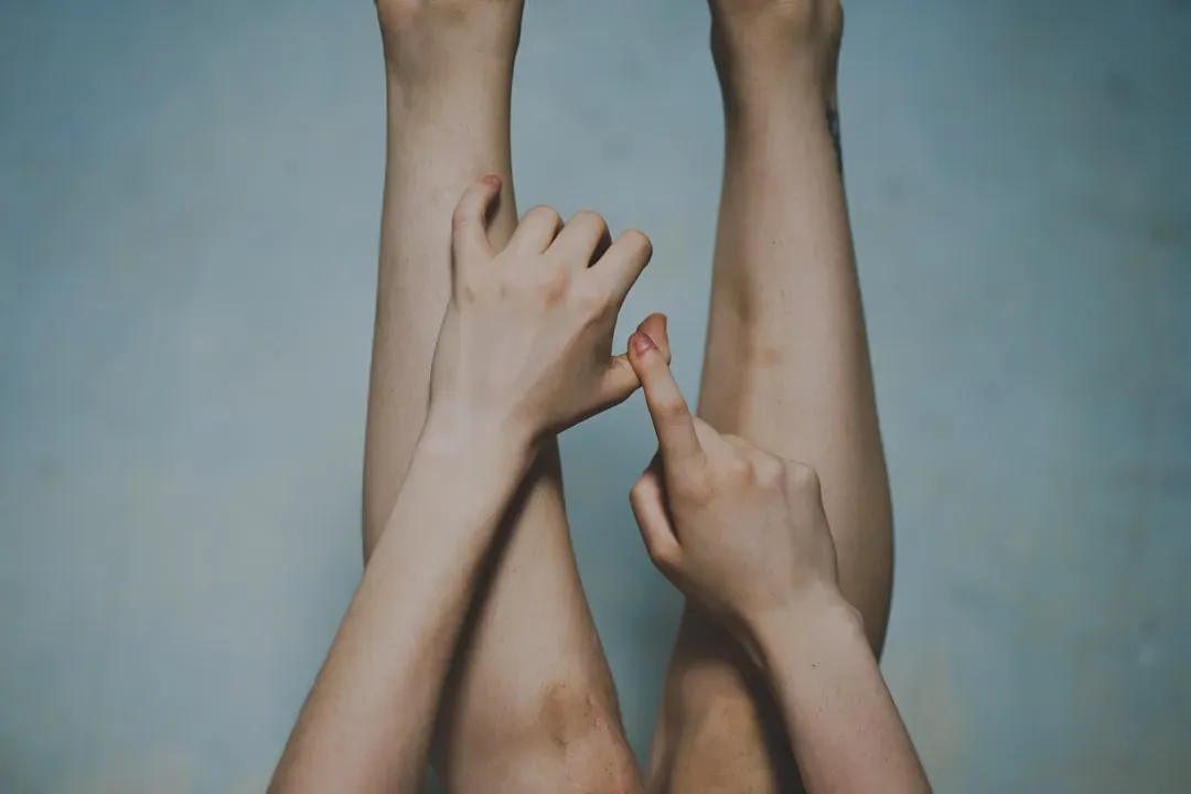Symptom #2: Numbness and Tingling in the Hands and Feet (Image Credits: Unsplash)