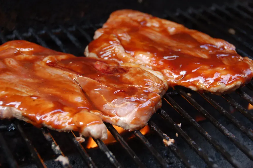 Monroe County Style Kentucky BBQ – Grilled Not Smoked (Image Credits: Flickr)