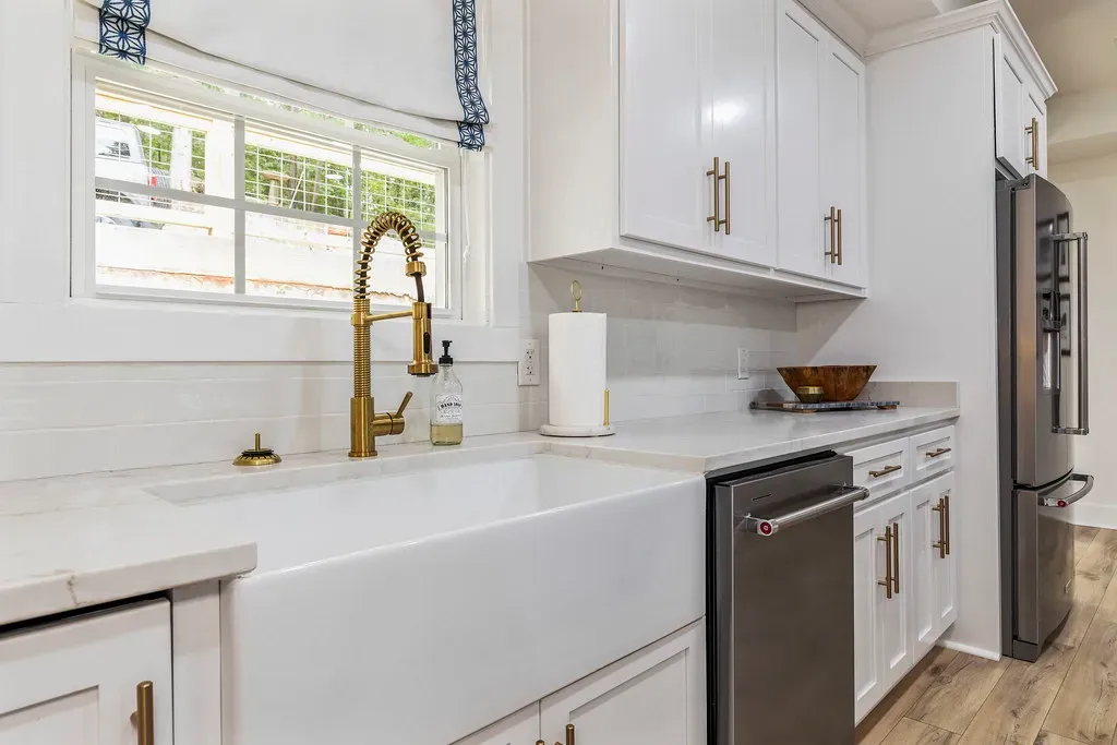 10 Overly Themed Farmhouse Sinks as a Standalone Feature (Image Credits: Flickr)