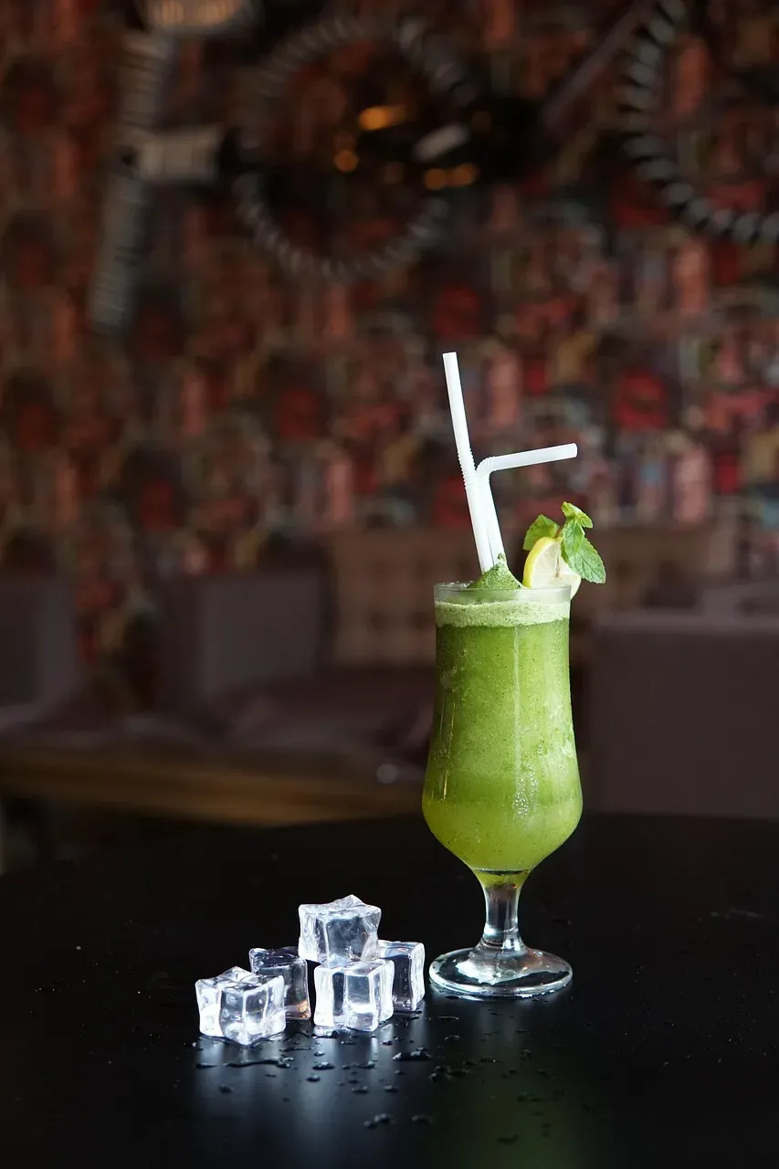 6. Popular Store-Bought "Green" Smoothies With Juice Concentrates - The Label Trap (Image Credits: Pixabay)