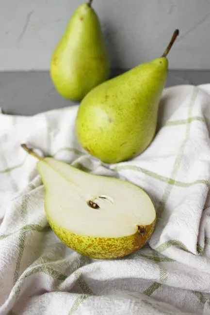 5. Pears: Underrated, Fiber-Rich, and Study-Tested (Image Credits: Pexels)