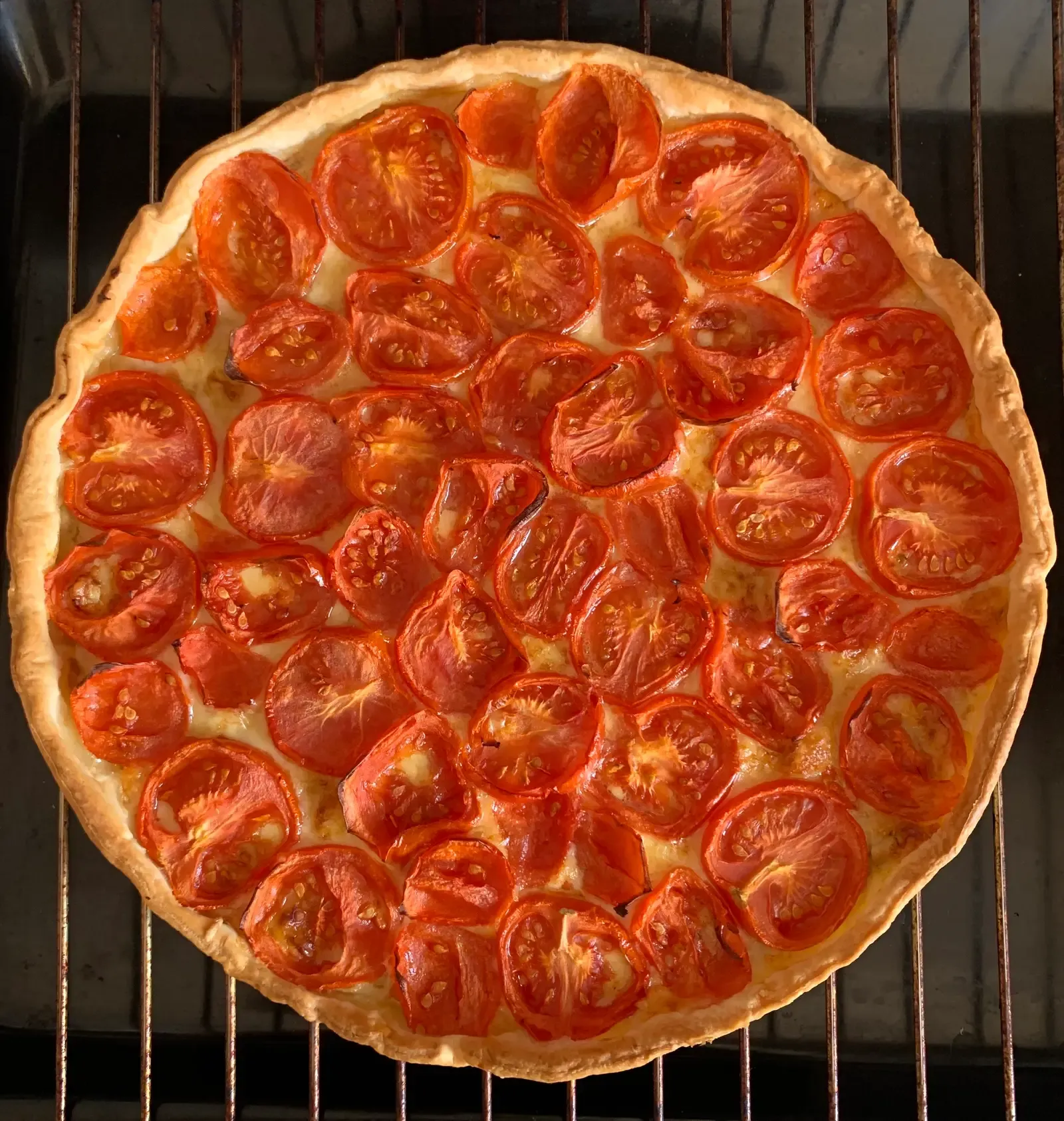 6. Southern Tomato Pie: A Pie That Has No Business Being This Good (Image Credits: Wikimedia)