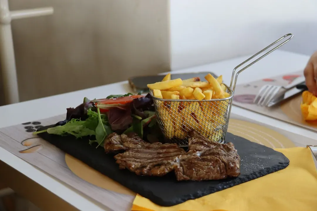 6. Steakhouse Side Dishes: The Silent Bill Inflators (Image Credits: Unsplash)