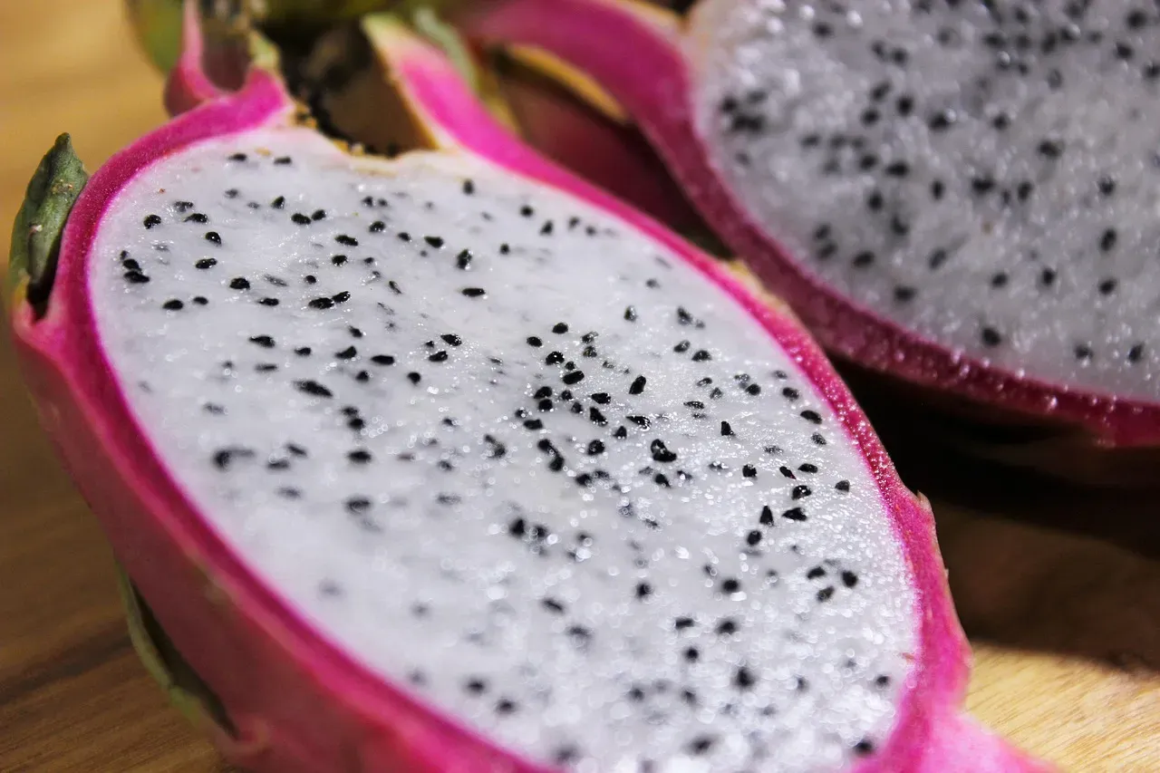 2. Dragon Fruit: The Beautiful Letdown (Image Credits: Pixabay)