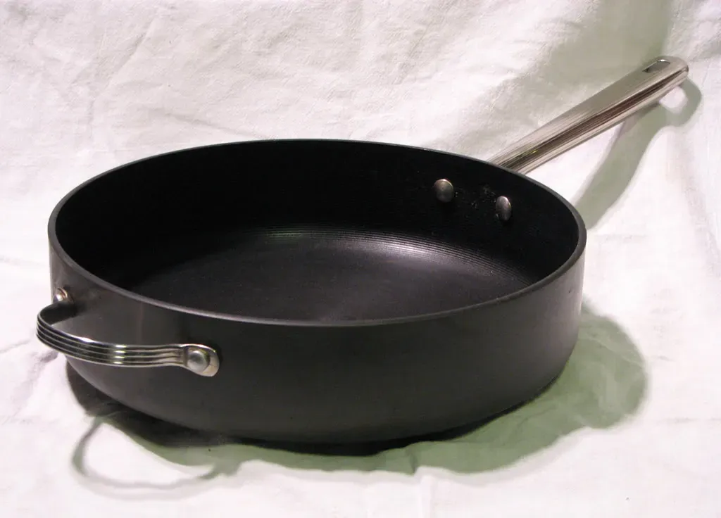 The Thin Aluminum Pan Is Your Kitchen's Biggest Warping Culprit (Image Credits: Wikimedia)