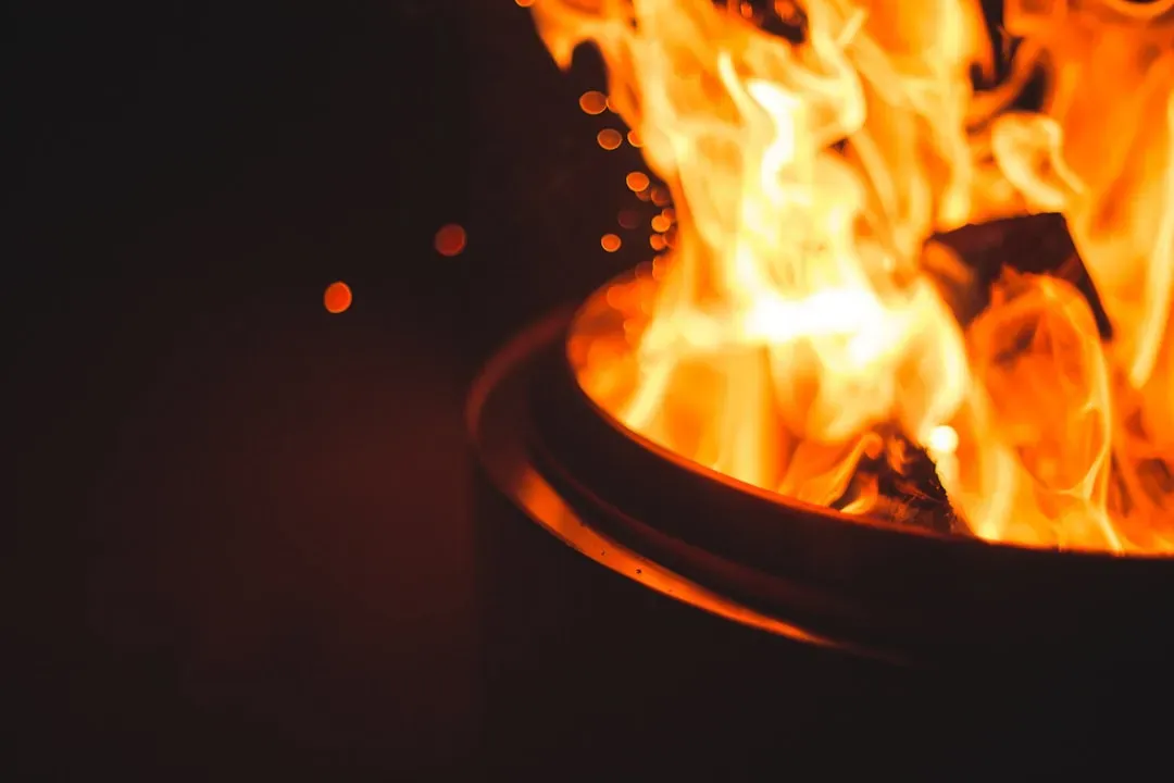 6. Putting Water on a Grease or Oil Fire (Image Credits: Unsplash)