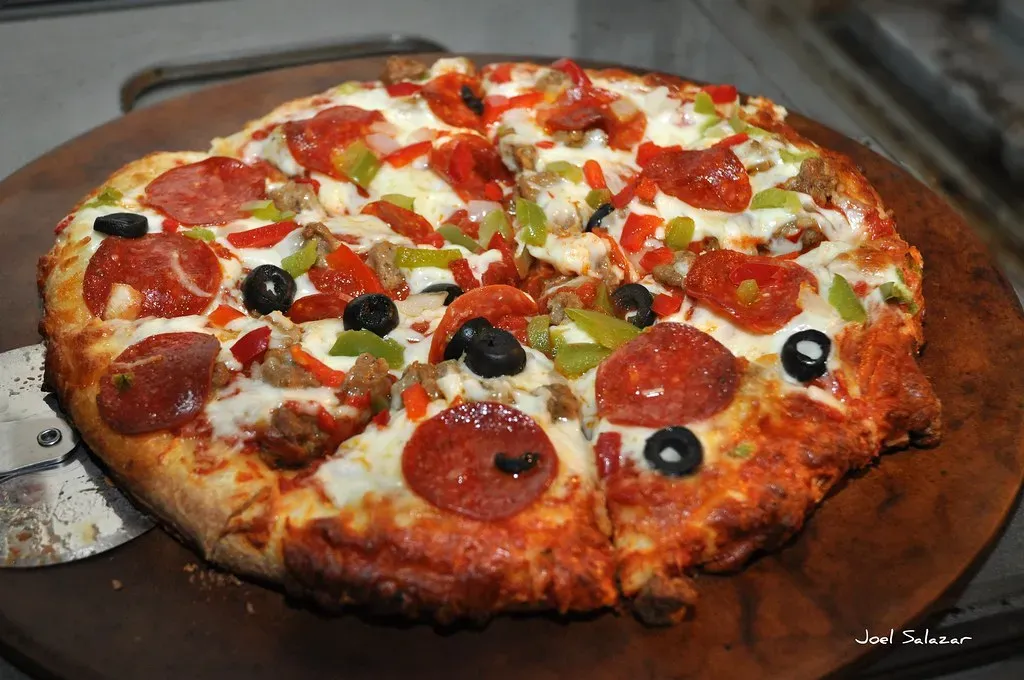 6. Pizza: Cold, Weird, and Surprisingly Justified (Image Credits: Flickr)