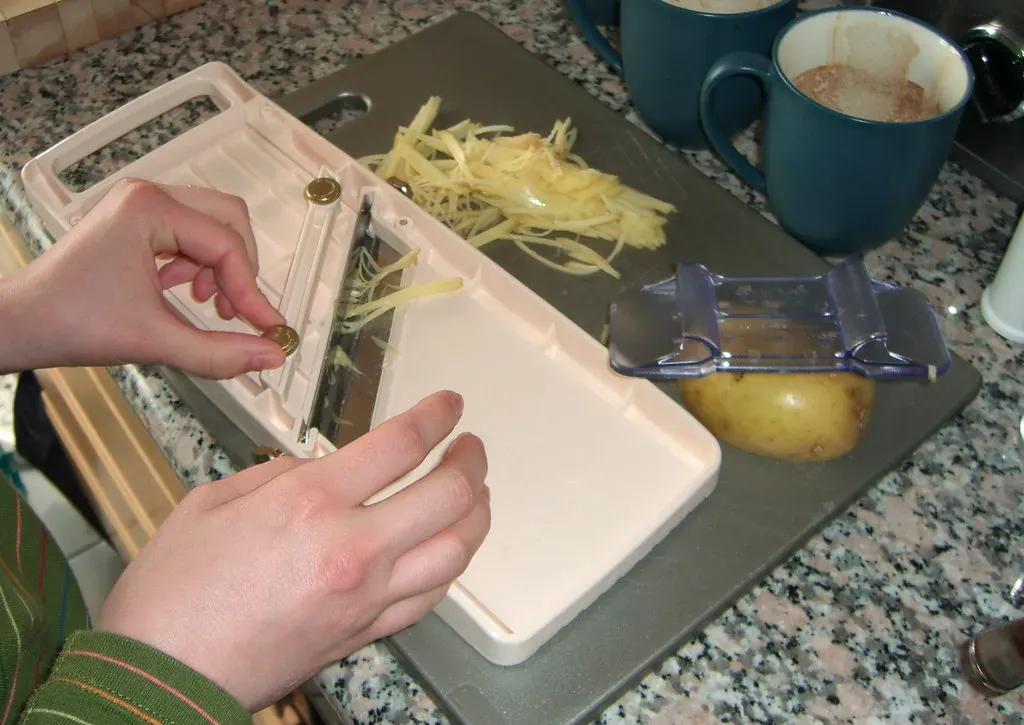 3. Mandolines Without Proper Safety Features (Image Credits: Flickr)