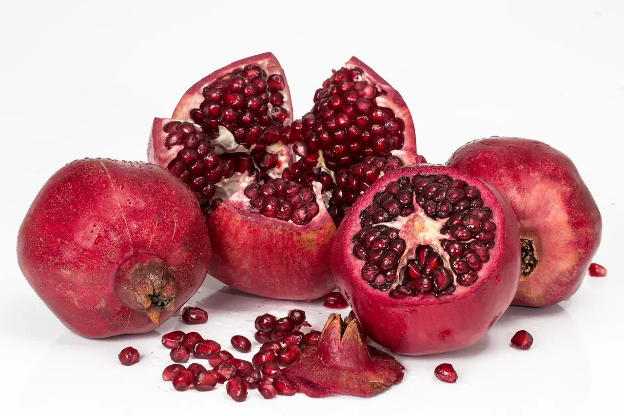 8. Pomegranate: The Antioxidant Powerhouse (Image Credits: Pixabay)