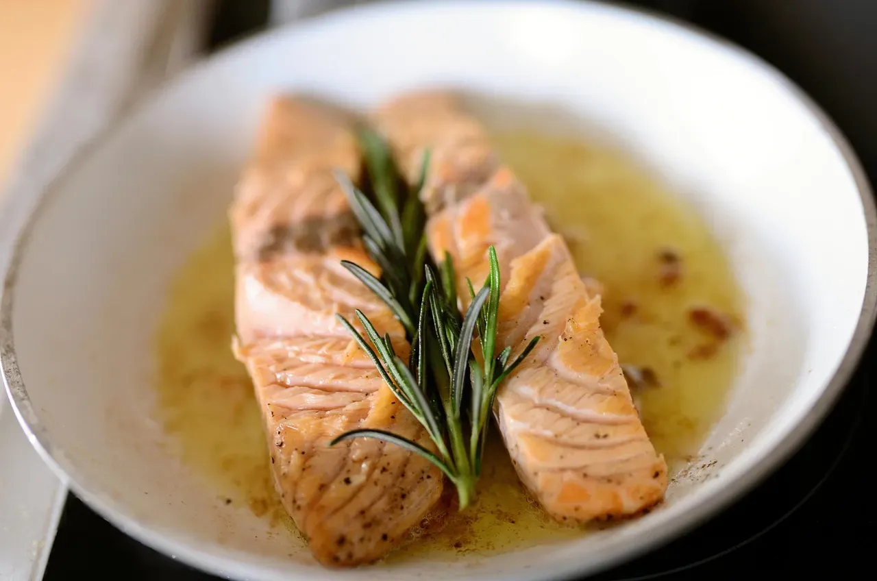 8. Sheet Pan Salmon with Lemon and Herbs (Image Credits: Pixabay)