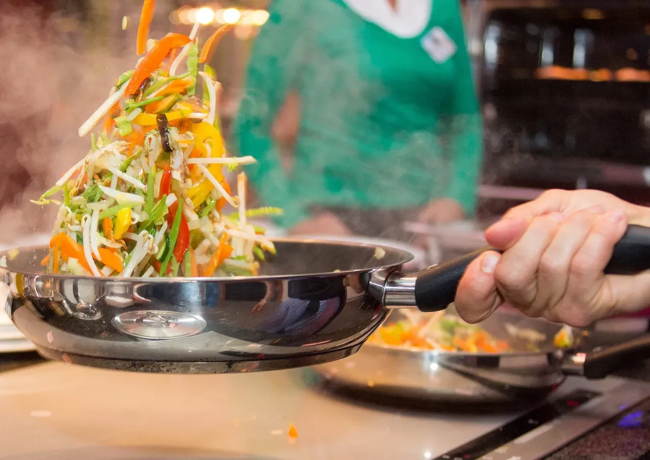 4. Overcrowding the Pan (Image Credits: Pixabay)