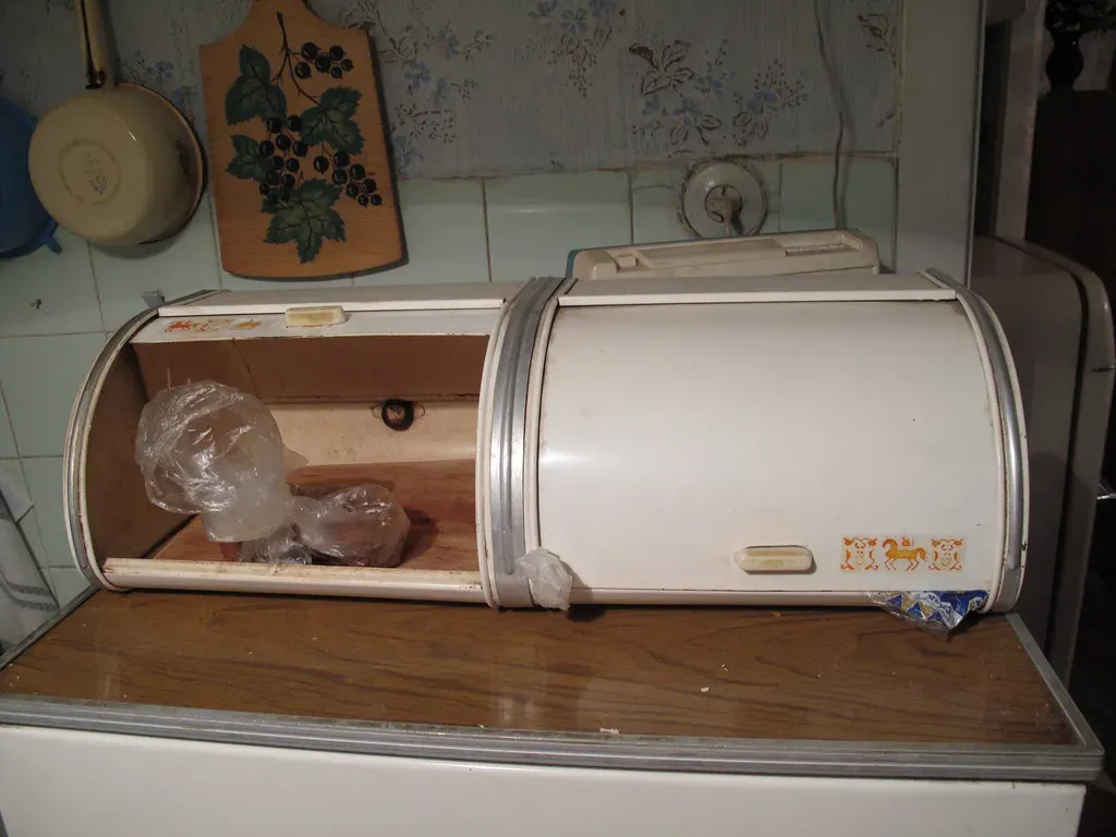 The Aluminum Breadbox: Keeping Loaves Fresh in Style (Image Credits: Flickr)