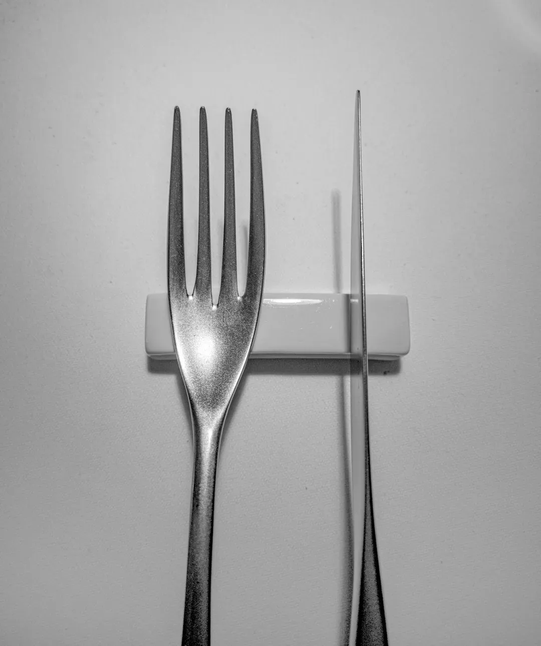 The Way You Position Your Silverware Between Bites (Image Credits: Unsplash)
