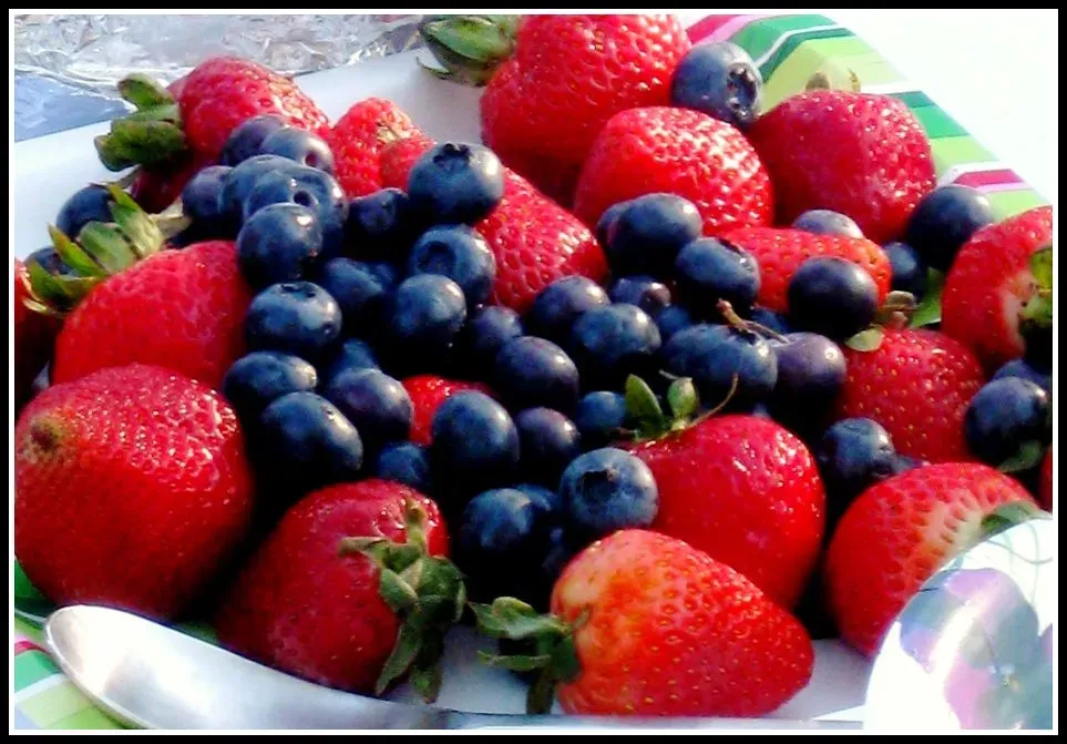 4. Berries: Vitamin C and Antioxidant Power (Image Credits: Flickr)