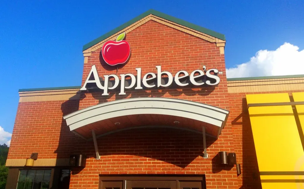 5. Applebee's: The Neighborhood Bar That Forgot the Neighborhood (JeepersMedia, Flickr, CC BY 2.0)