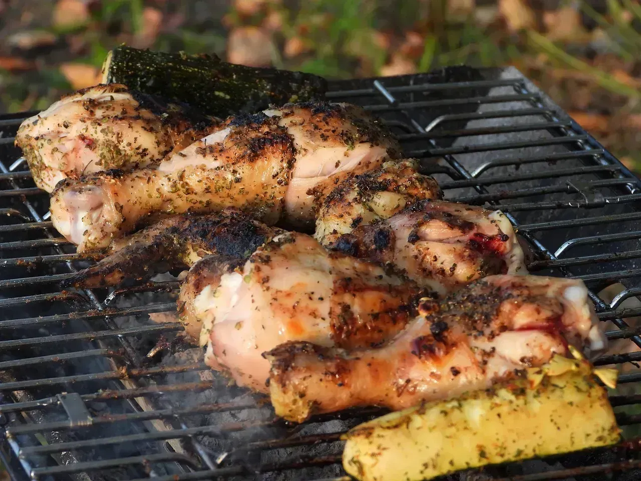 7. Not Resting Your Meat - Losing All That Flavor to the Cutting Board (Image Credits: Pixabay)