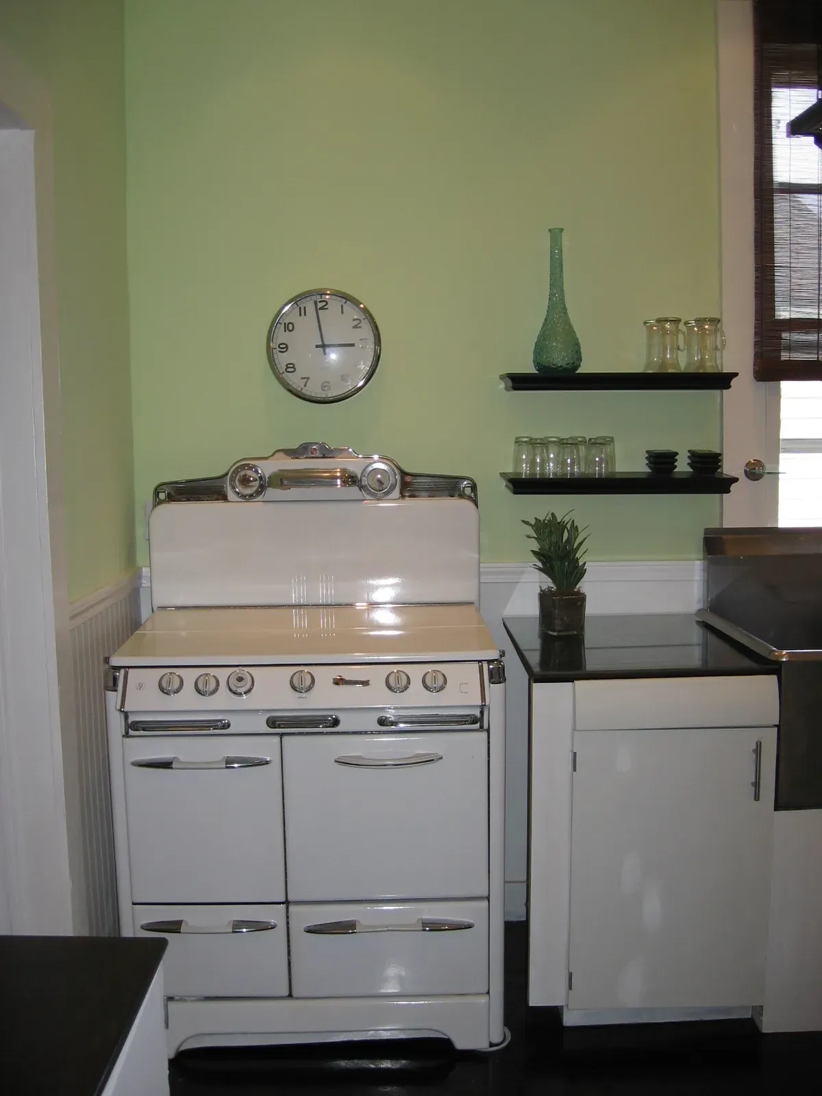 O'Keefe and Merritt Vintage Stoves (Image Credits: Wikimedia)