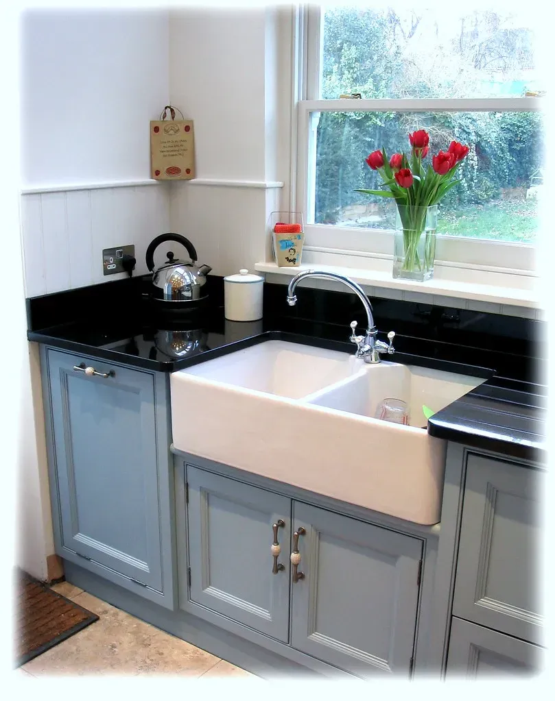 Cast Iron Farmhouse Sinks Built Like Tanks (Image Credits: Flickr)
