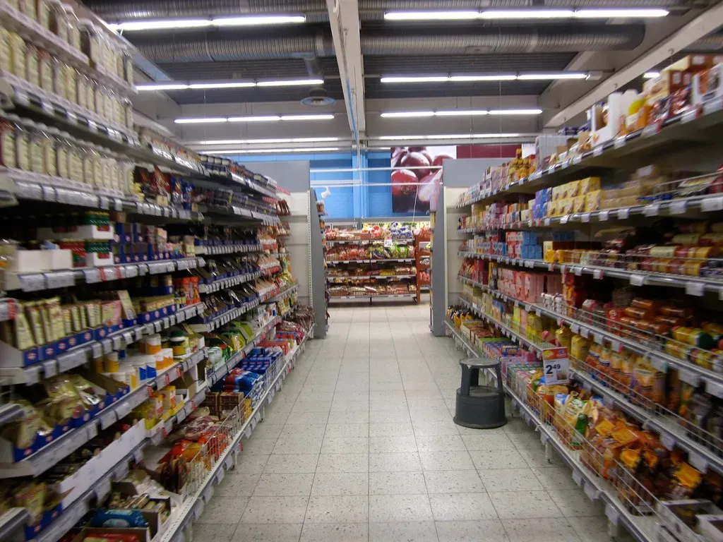 5. Smartphones Treating the Store Like a Living Room (Image Credits: Flickr)