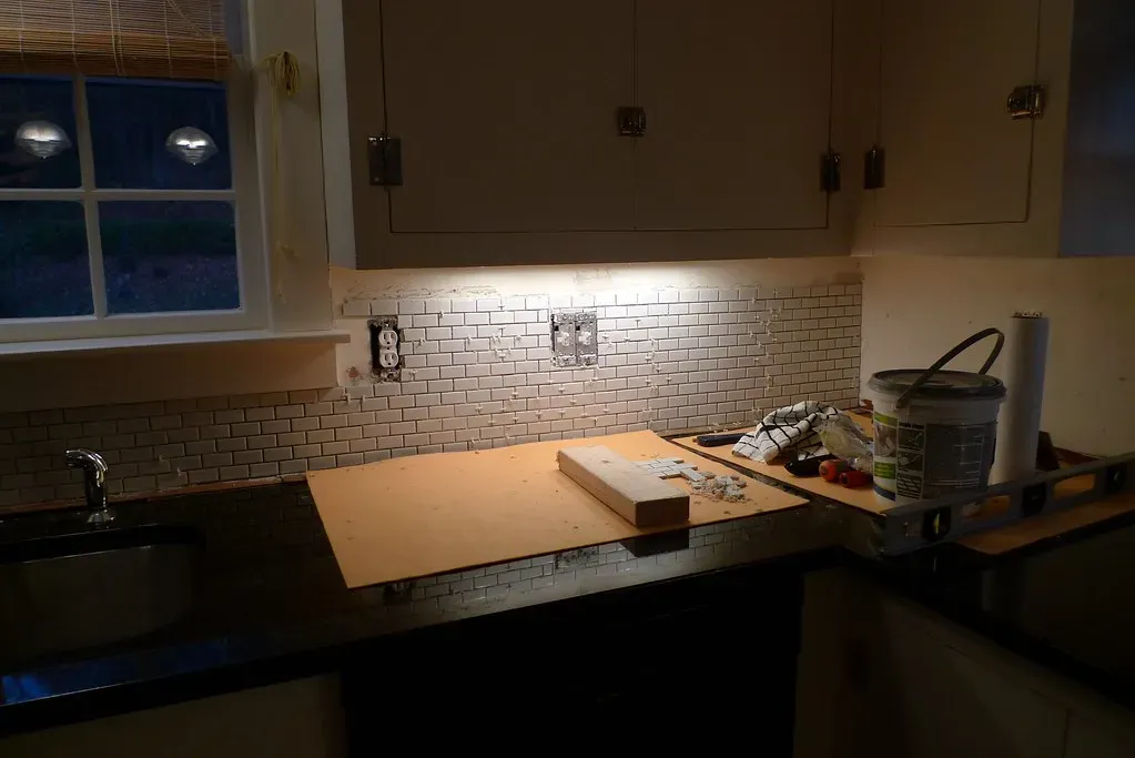 9. Basic White Subway Tile Backsplashes: Still Classic, Still Overdone (Image Credits: Flickr)