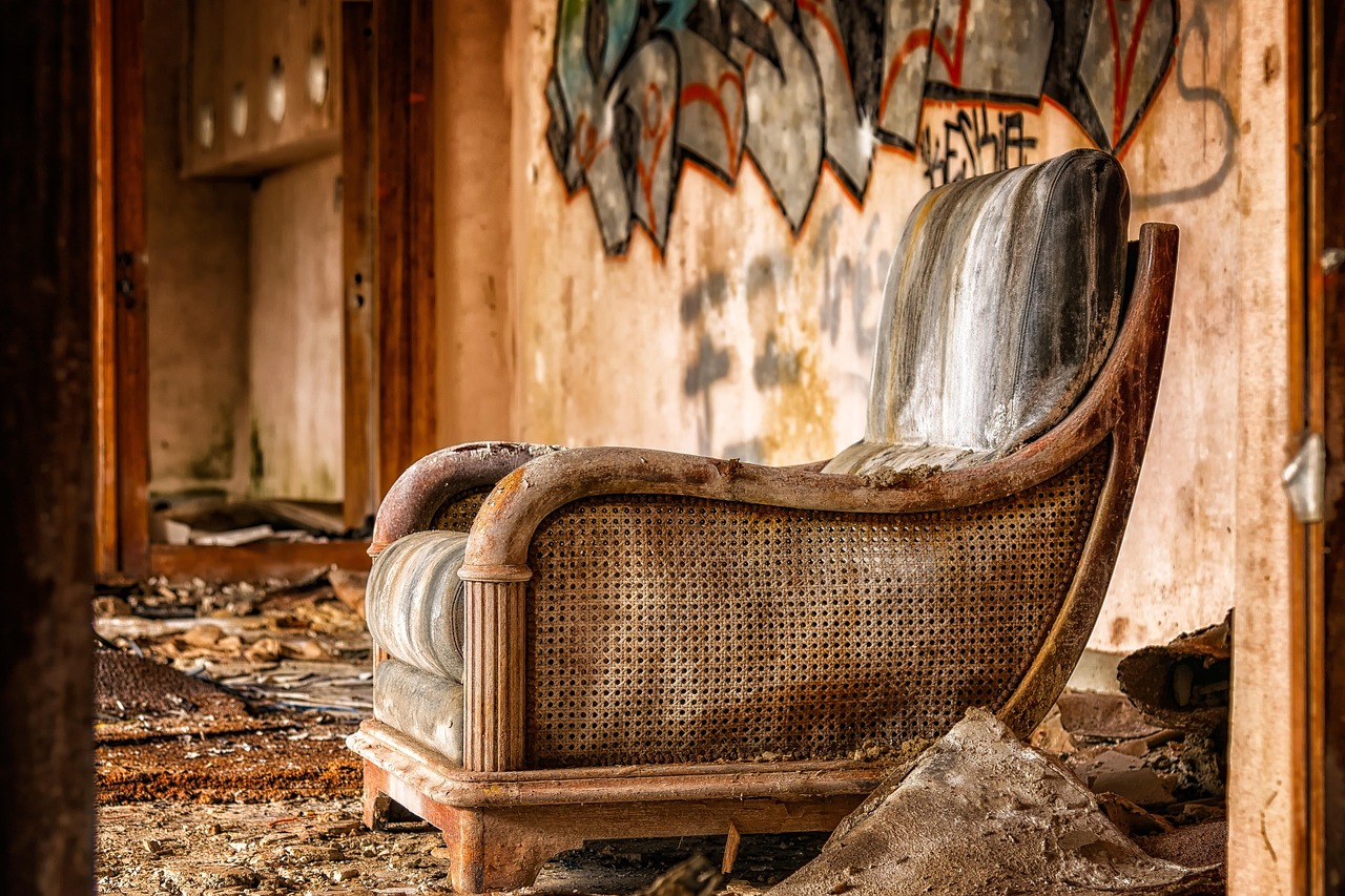 Broken or Unused Furniture: Space Wasters and Safety Risks (image credits: pixabay)