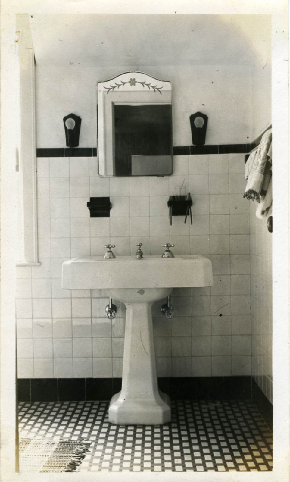Pedestal Sinks with No Storage: Beauty Without Brains (image credits: wikimedia)