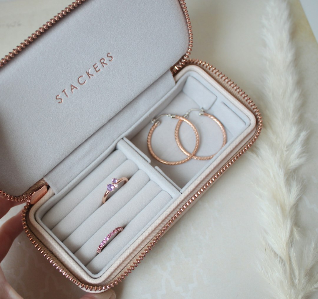 Richard Gere’s Jewelry Box Prank in “Pretty Woman” (image credits: unsplash)