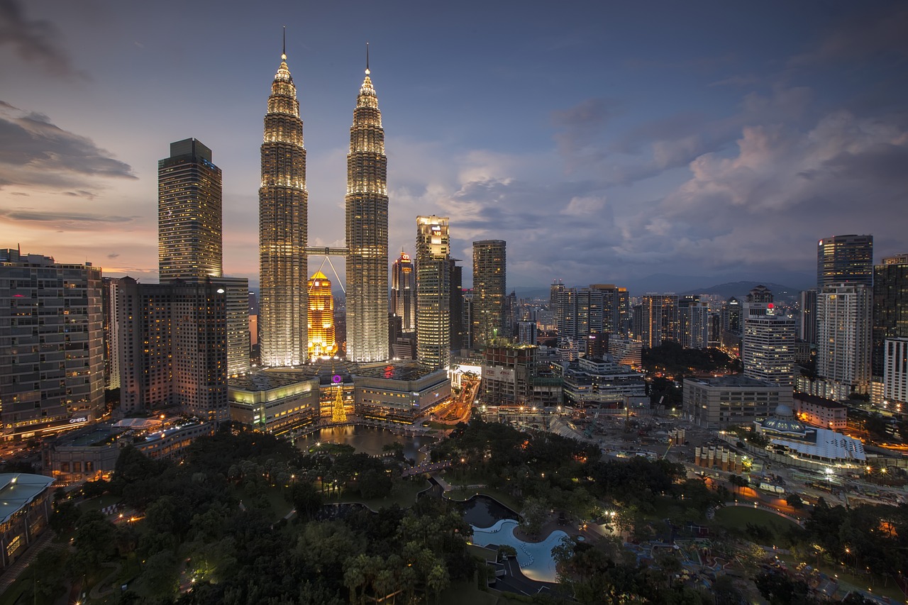 Malaysia Beckons with Modern Cities and Ancient Rainforests (image credits: pixabay)