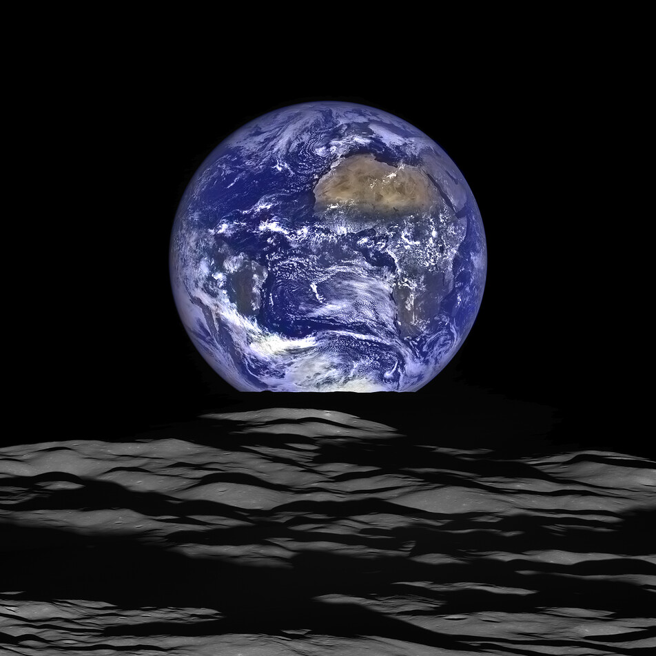 Earthrise: The First Glimpse of Home from the Moon (image credits: flickr)