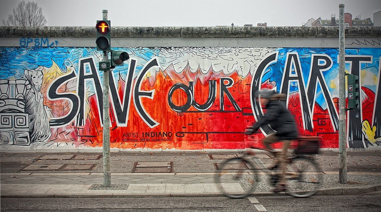 The Fall of the Berlin Wall: A Symbol of Freedom or Division? (image credits: pixabay)