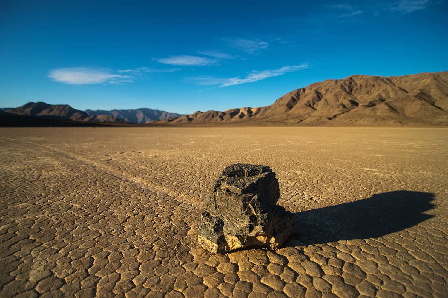 The “Sailing Stones” of Death Valley: Rocks on the Move (image credits: wikimedia)