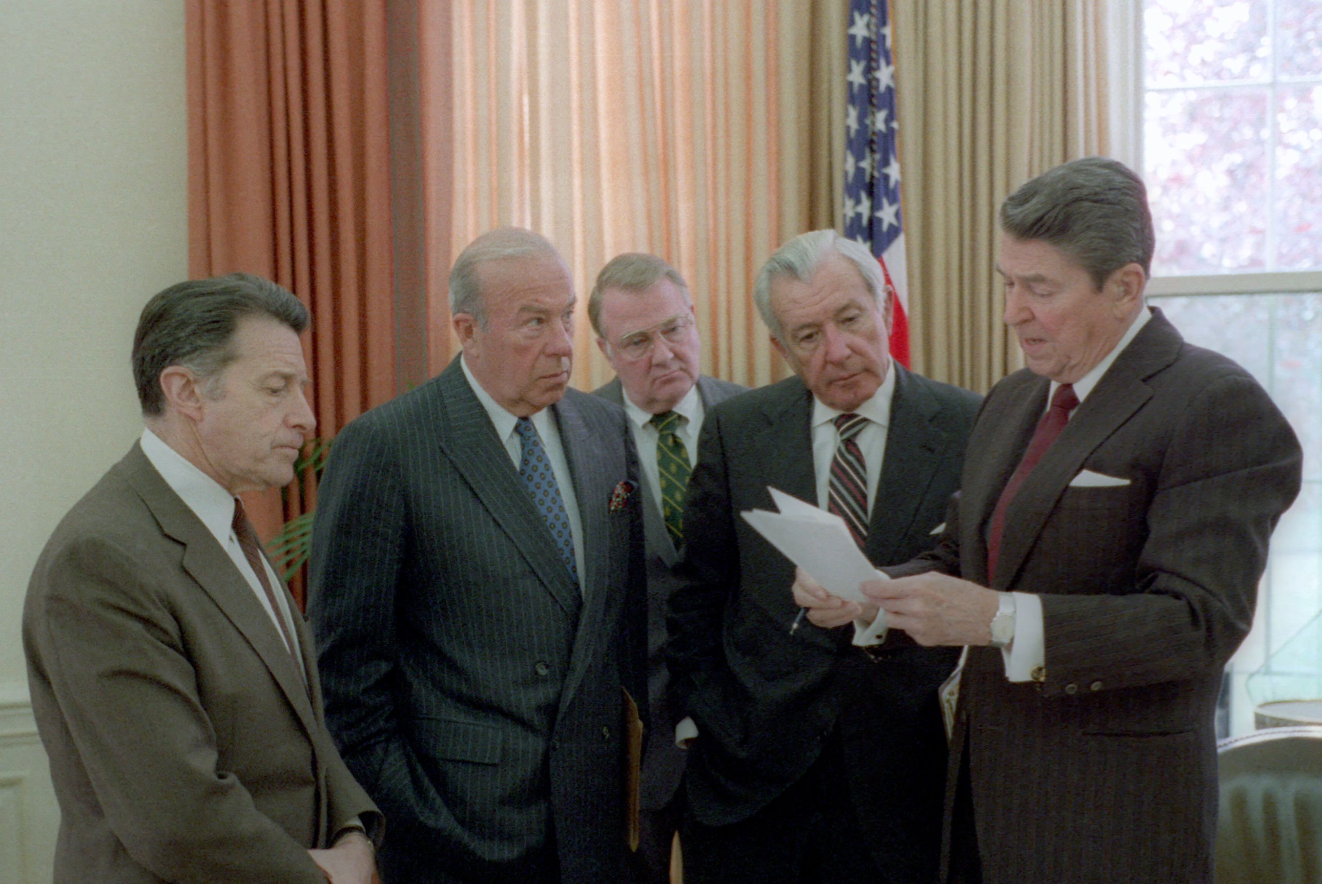 Iran-Contra Affair: Secret Arms Deals Exposed (image credits: wikimedia)