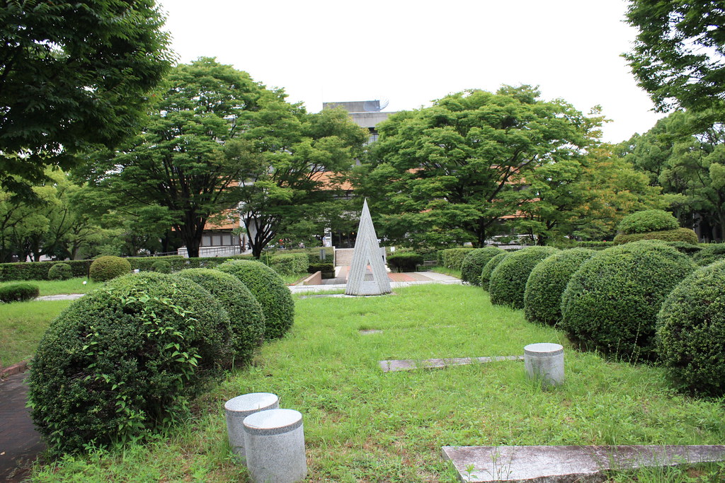 Fake Topiary Shapes Lose Their Appeal (image credits: flickr)