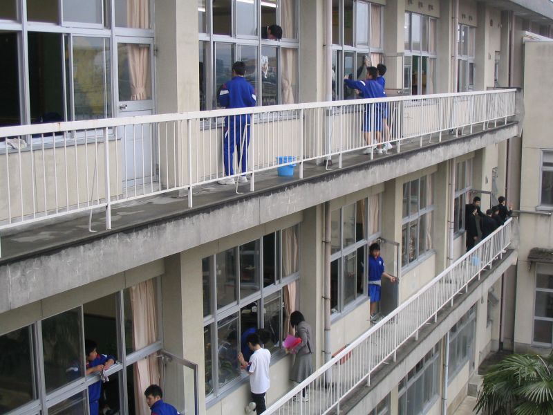 Japanese Children Clean Their Own Schools Daily (image credits: wikimedia)
