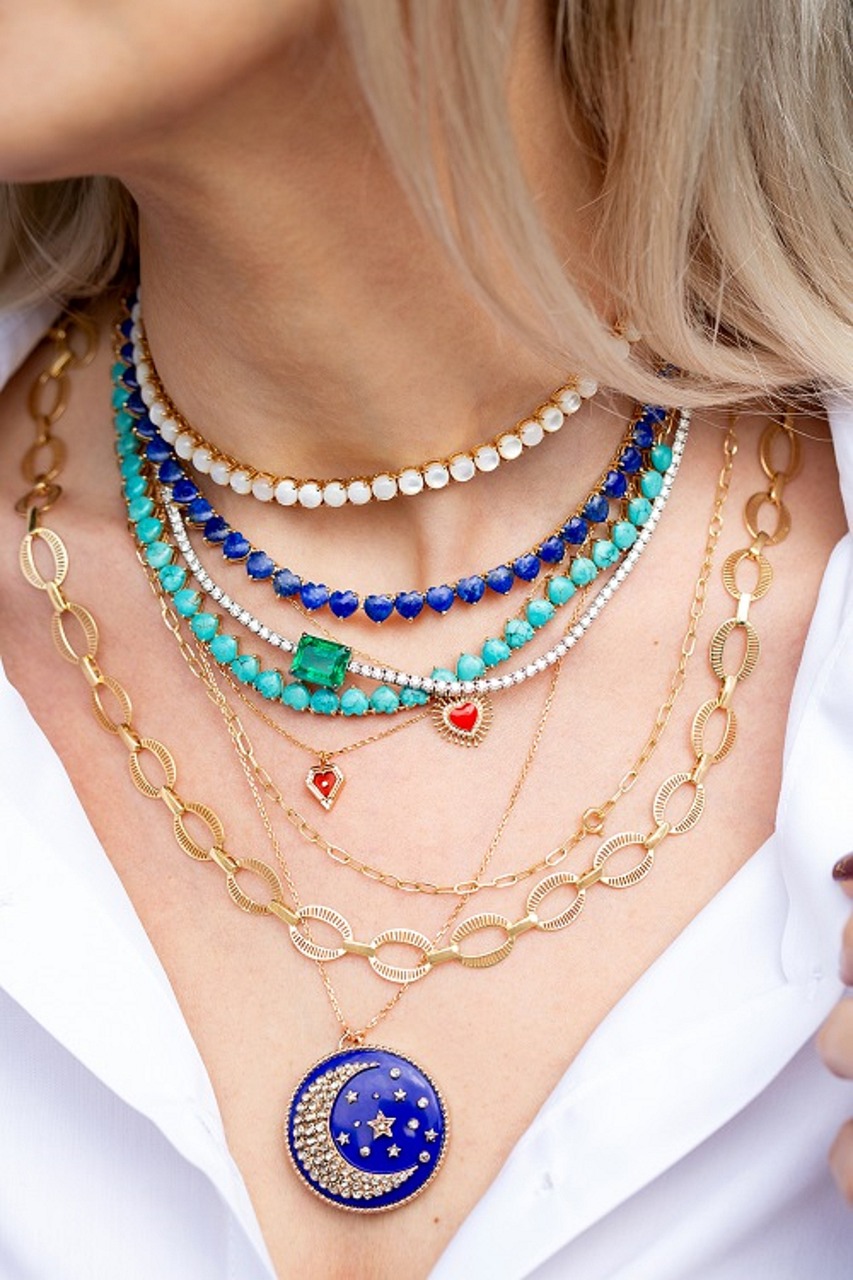 Layered Necklaces For Effortless Cool (image credits: pixabay)