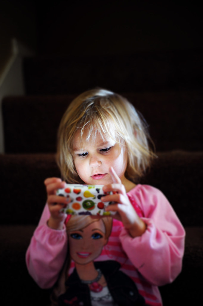 Falling Into the Screen Time Trap (image credits: flickr)