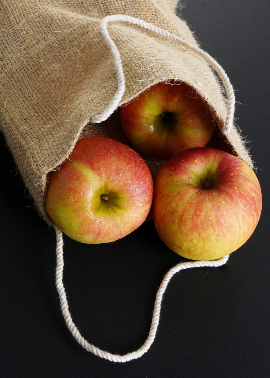 Applesauce Pouches Lack Essential Fiber (image credits: unsplash)