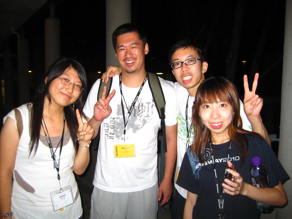 Your Social Life Requires a Complete Overhaul (image credits: flickr)