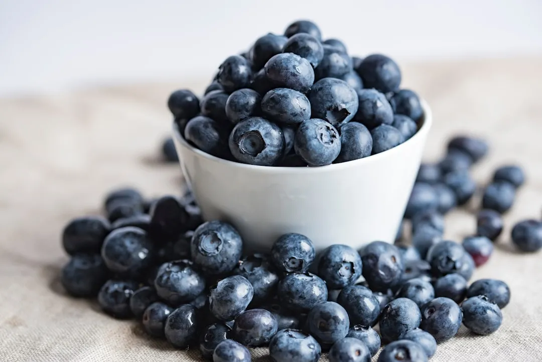 2. Blueberries: Small Fruit, Measurable Effect (Image Credits: Unsplash)