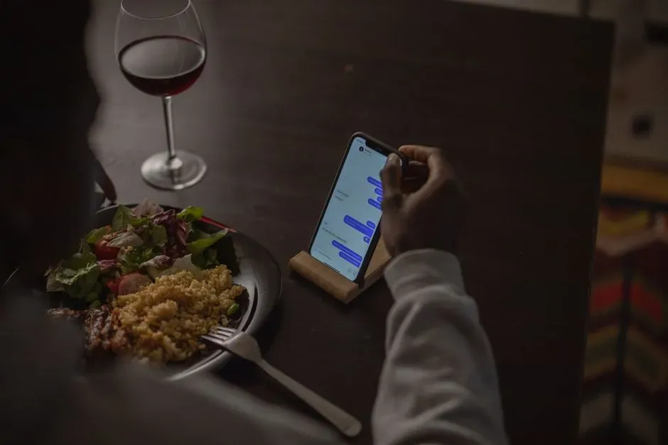 6. Letting Your Phone Ring or Buzz Audibly Throughout the Meal (Image Credits: Pexels)