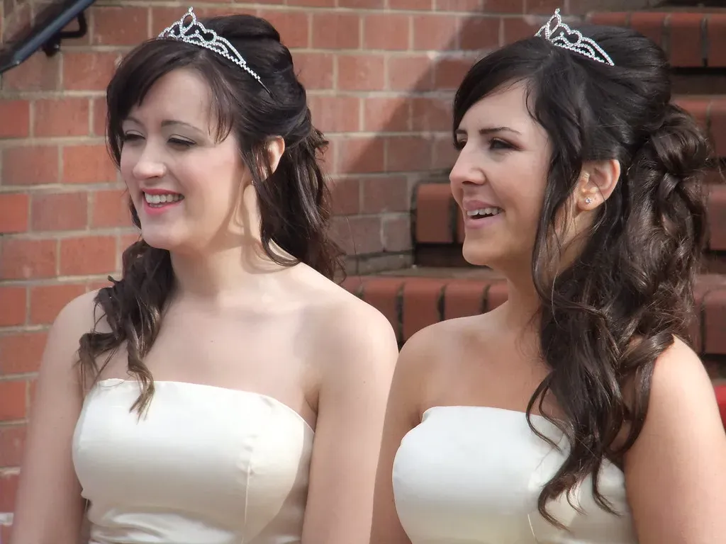 Demanding a bridesmaid change her natural hair color (☺ Lee J Haywood, Flickr, <a href="https://creativecommons.org/licenses/by-sa/2.0/" target="_blank" rel="noopener">CC BY-SA 2.0</a>)