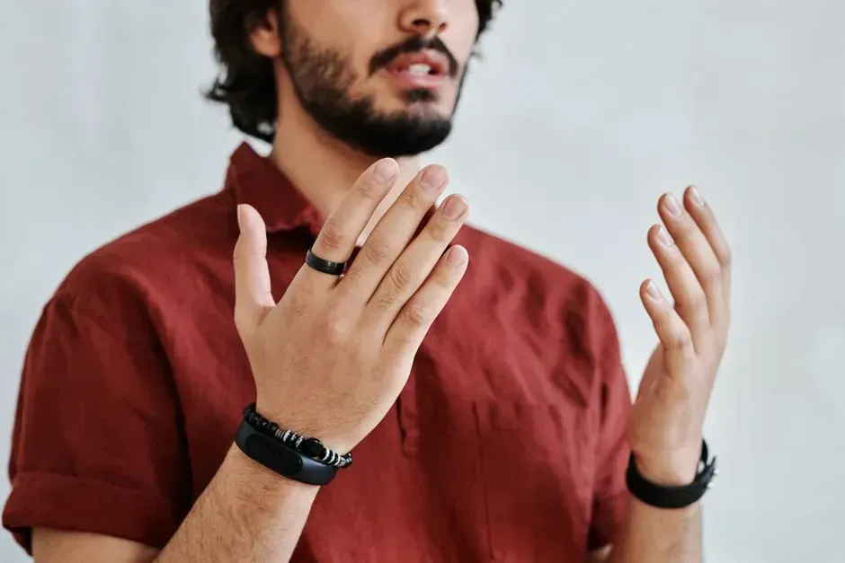 Cultural Context Shapes What a Silent Entry Communicates (Image Credits: Pexels)