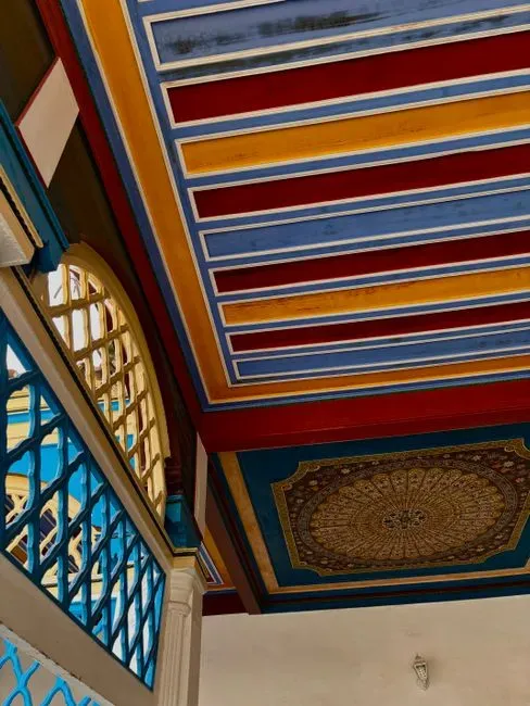 Color Capping and Painted Ceilings as an Intentional Design Choice (Image Credits: Pexels)