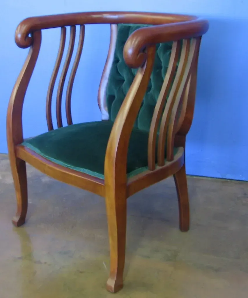 Sculptural, Curved Furniture Taking Over from Boxy Shapes (TheLivingRoominKenmore, Flickr, <a href="https://creativecommons.org/licenses/by/2.0/" target="_blank" rel="noopener">CC BY 2.0</a>)