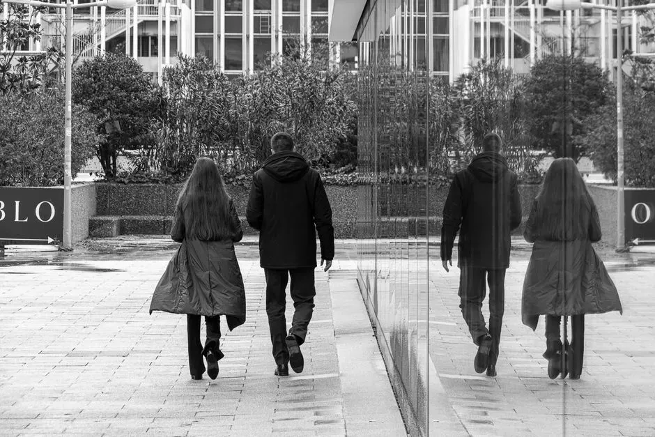 2. They Mirror Your Movements Without Realizing It (Image Credits: Pexels)