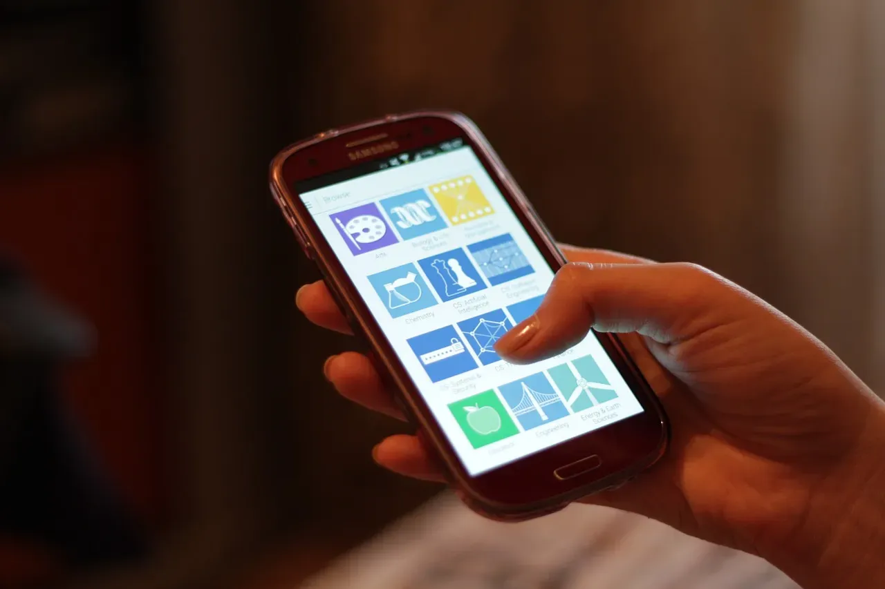 6. Suggesting a Payment App, Then Never Actually Sending the Money (By Océanos y dados, <a href="https://commons.wikimedia.org/w/index.php?curid=119015398" target="_blank" rel="noopener">CC0</a>)