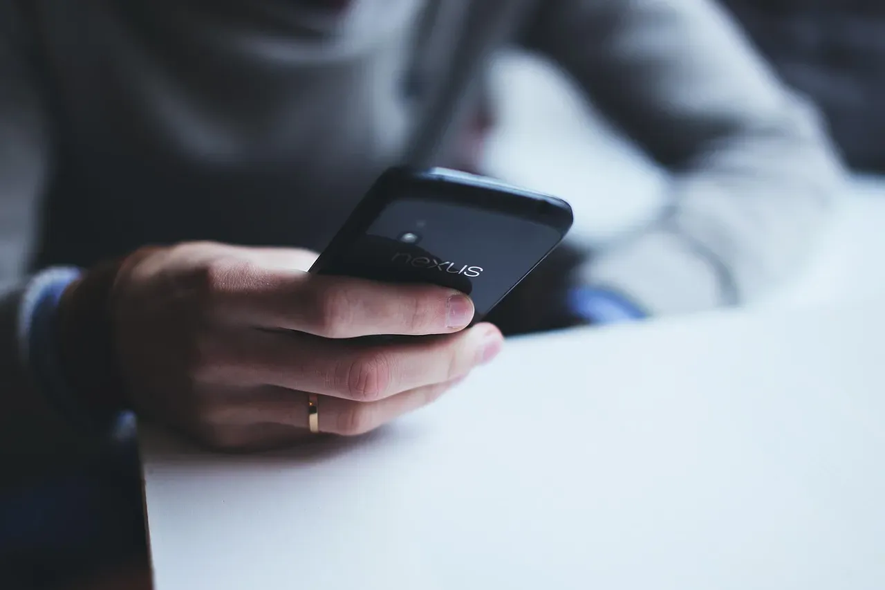 2. Replying only in short, clipped fragments (Image Credits: Pixabay)