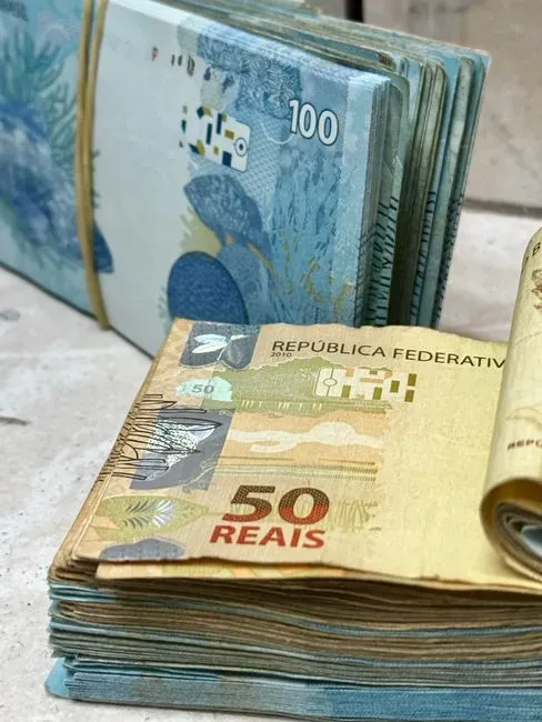 3. They Never Talk About Money (Image Credits: Pexels)